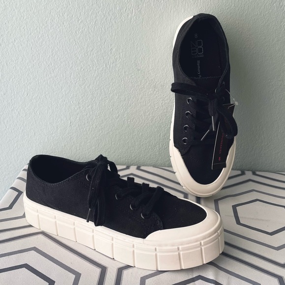 No Boundaries Shoes - 🌱5/$25🌱 No Boundaries | Black & White Canvas Platform Sneakers
